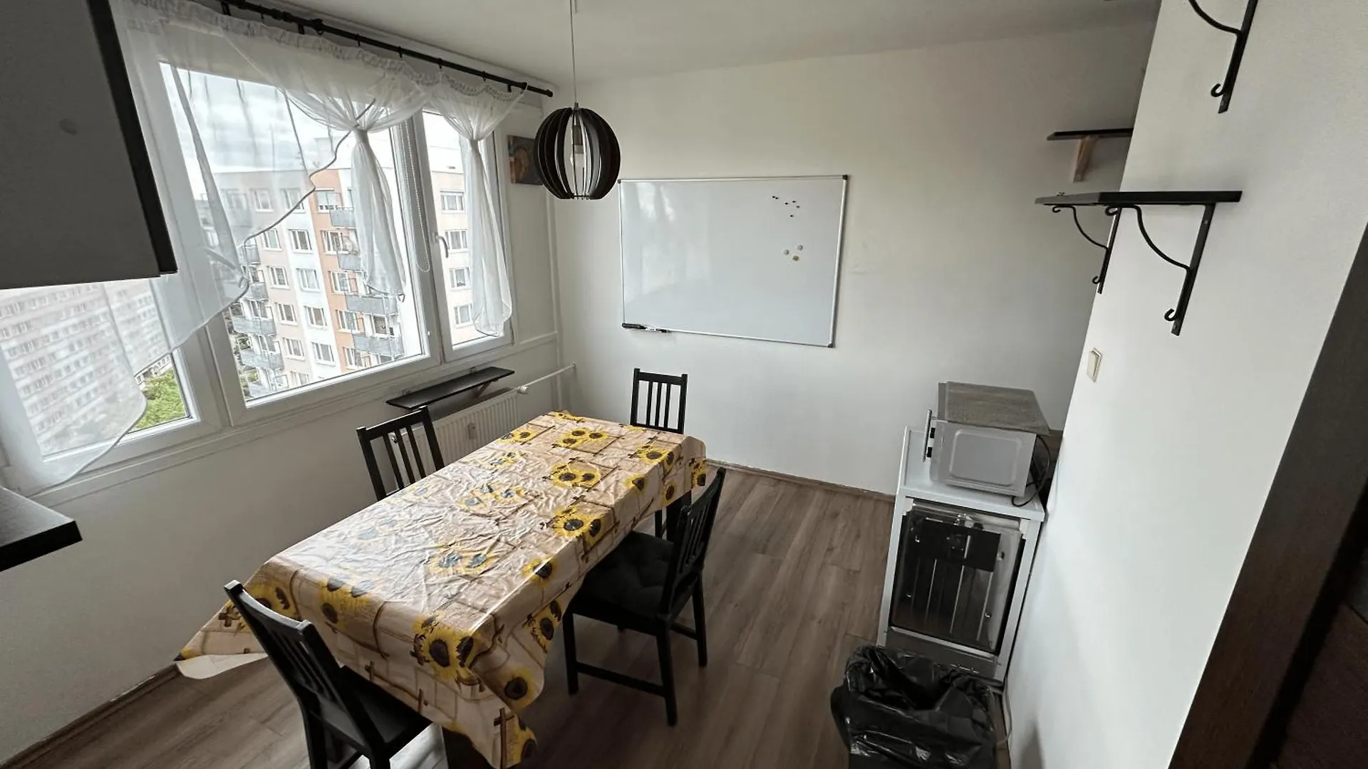 2 Bedroom, 10 Mins From Center, Top Floor, Balcony With View, High-Speed Internet, Coffee 布拉格 0*,